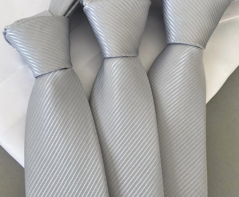 Por que a Gravata é um Elemento Essencial do Uniforme Profissional: Elegância, Profissionalismo e Identidade Corporativa